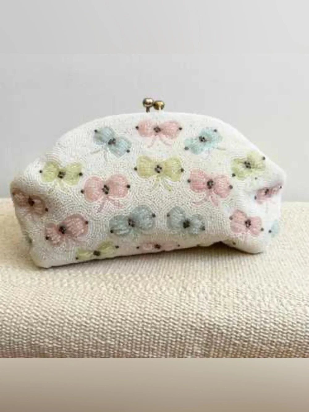 Vintage Beaded Pastel Bow Accent Clasp Pouch - White